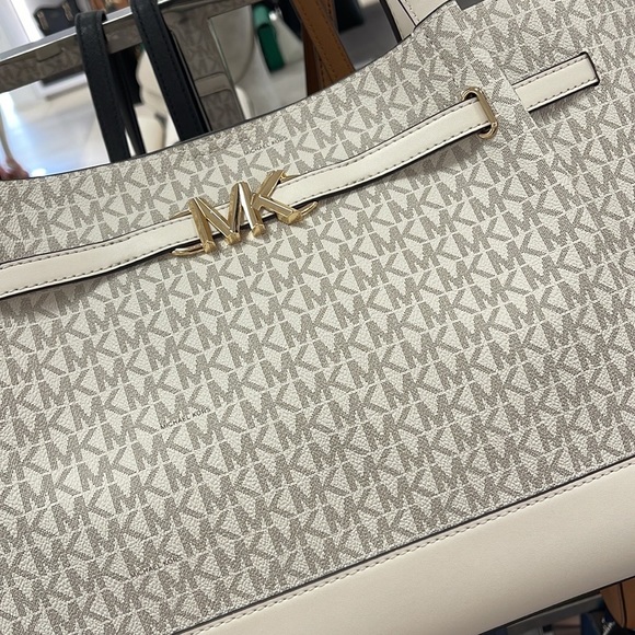 MICHAEL KORS
Reed Large Logo Shoulder Tote Bag
Light Cream Multi 
35S3G6RT3B
NWT - Picture 15 of 16